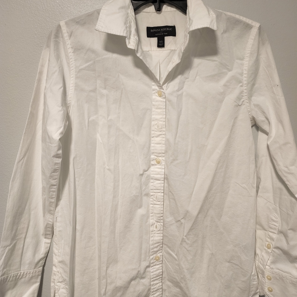 White long sleeves shirt.